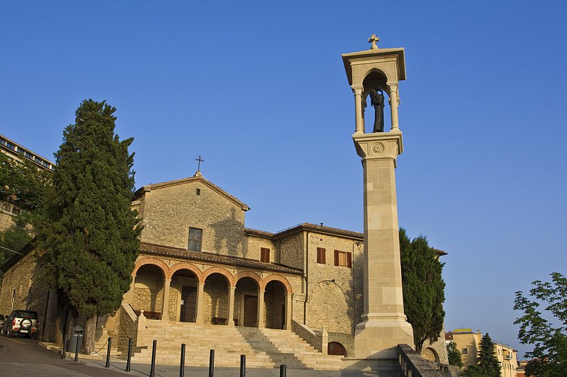 Светлейшая Республика Сан Марино – страна старинных замков и музеев.