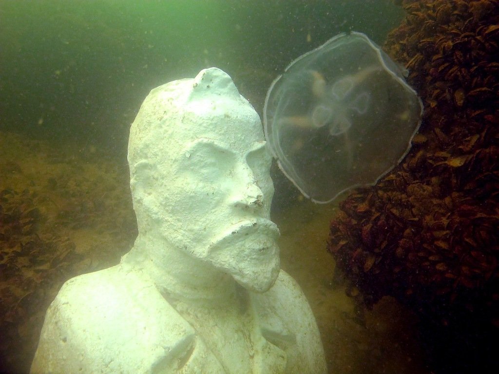 Подводный музей в Мексике.