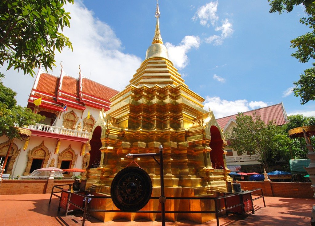 Китайский турист осквернил священные колокола тайского храма