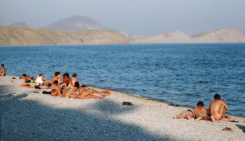 Нудисты отдыхают на пляже голышом фото