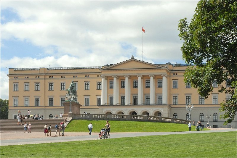 Дворец норвежских монархов открыли для посещения туристов