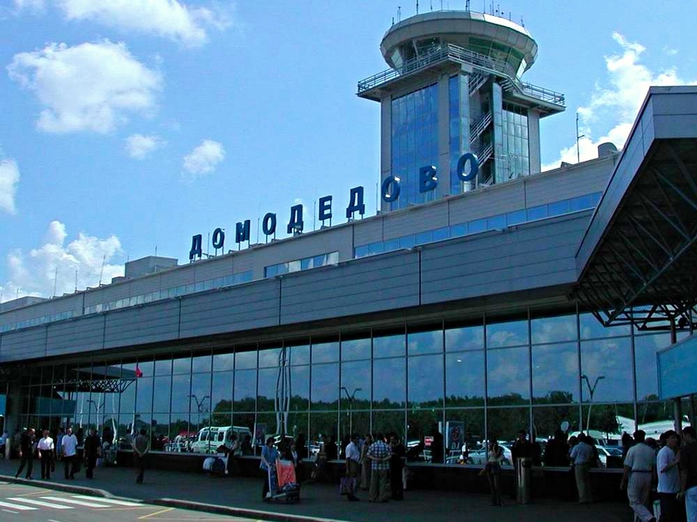 В аэропорту «Домодедово» туристам предлагают платных носильщиков