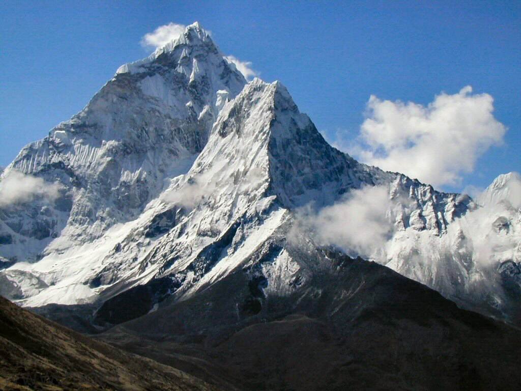Власти Непала открыли Эверест для туристов