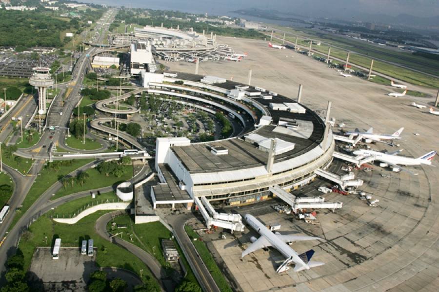 Бразильская авиакомпания продает пассажирам проездные билеты на самолеты