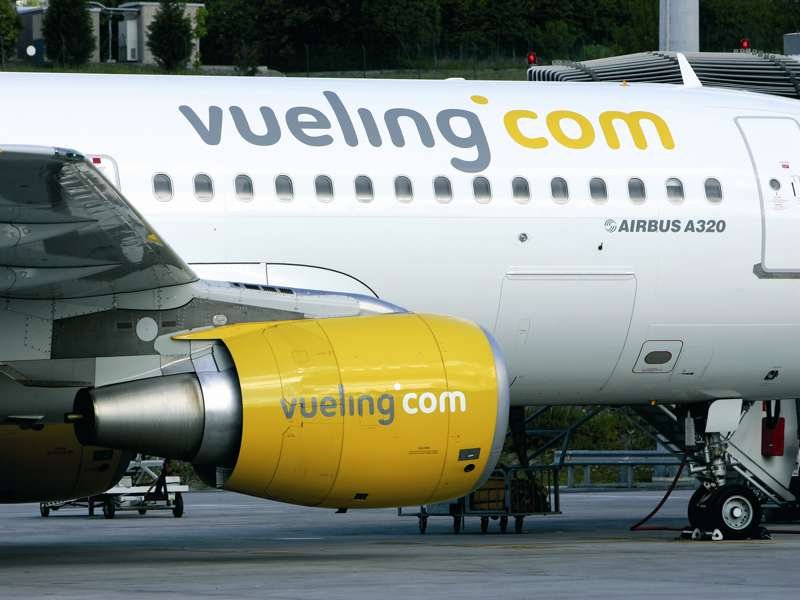 Испанский лоукостер «Vueling» продает два авиабилета по цене одного