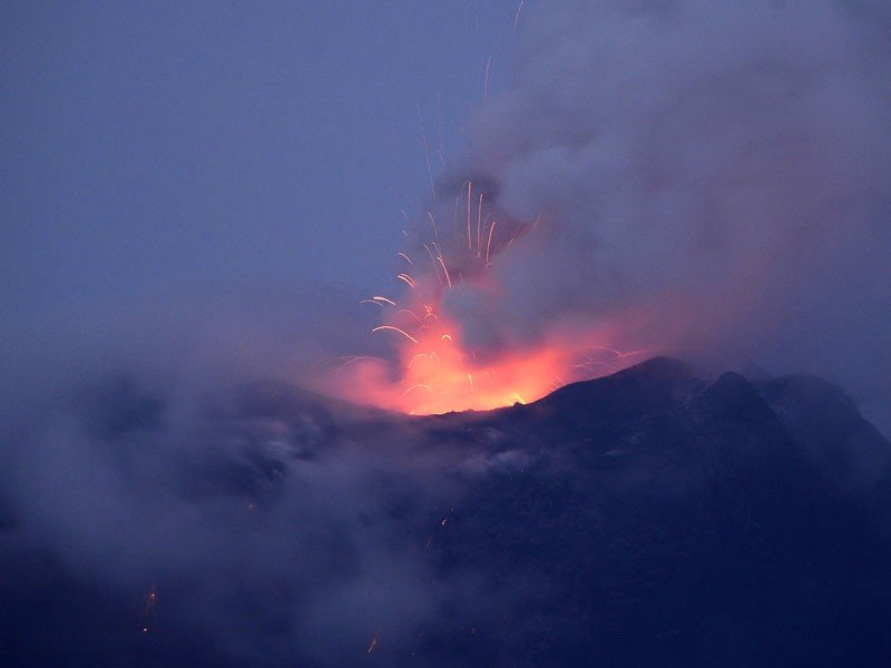 В Эквадоре открыли три новых тура к извергающемуся вулкану