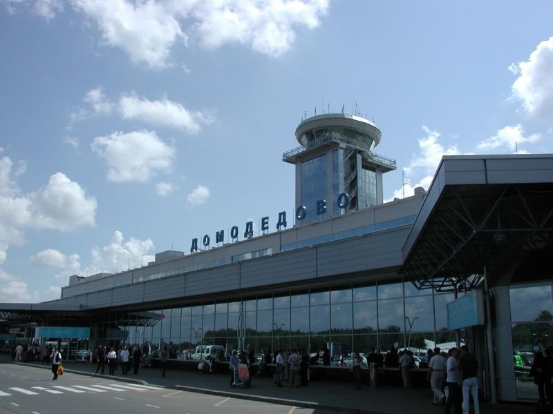 Аэропорт «Домодедово» проверяет пассажиров перчатками-металлоискателями