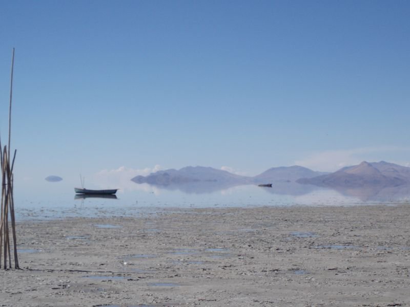 Боливийские власти спасают туристическое озеро от пустыни